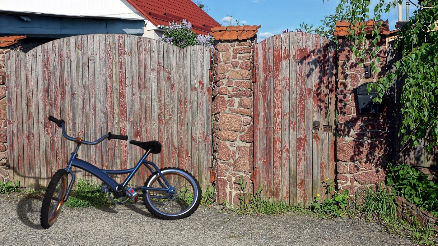 solidworks bike model on fence image